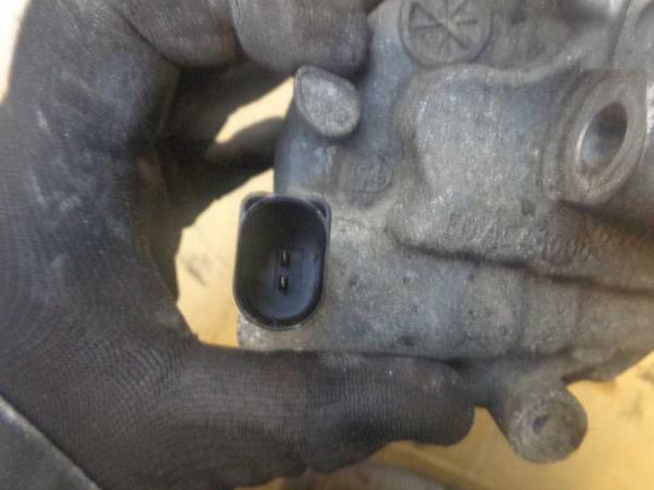 COMPRESSEUR DE CLIMATISATION VAG - Vue 3